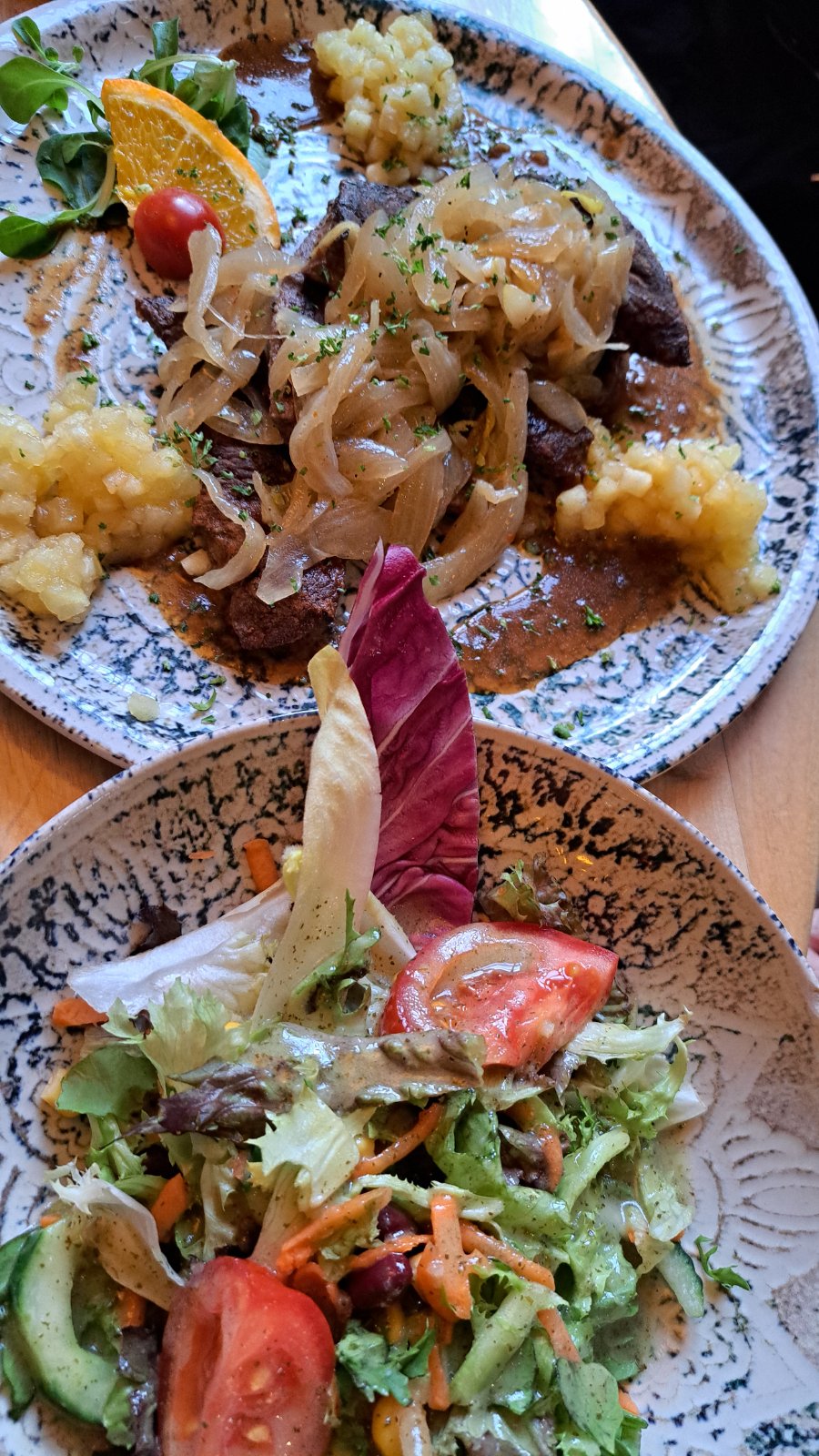 Angerichtetes Schnitzel mit Beilage in der Gaststätte Franz in Brochterbeck
