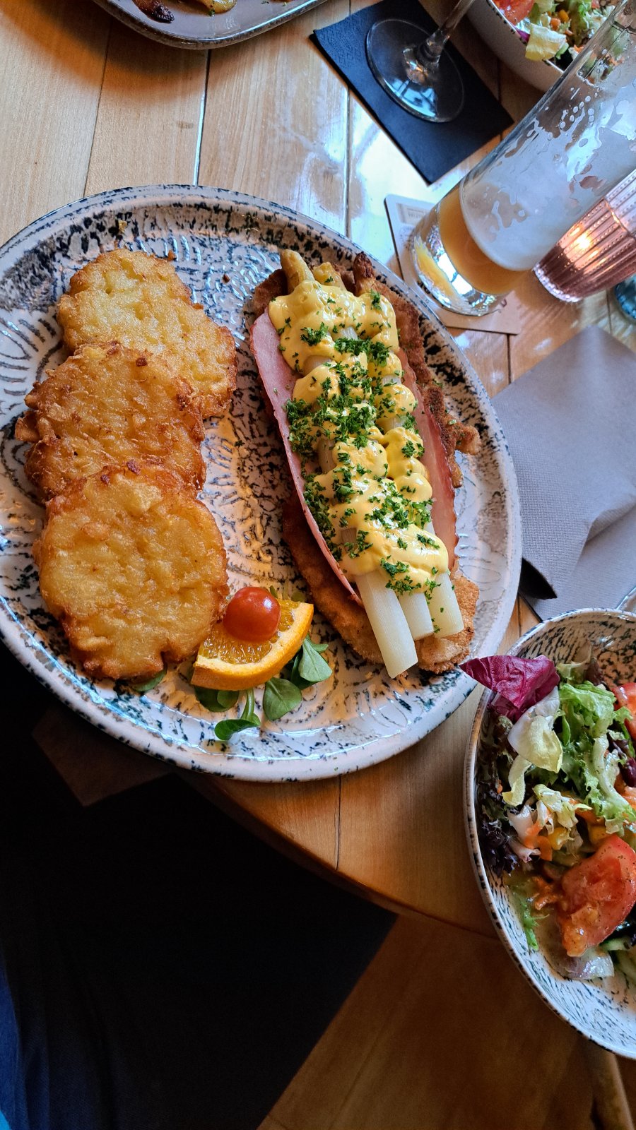 Zwei Teller mit Schnitzel und Sandwich in der Gaststätte Franz