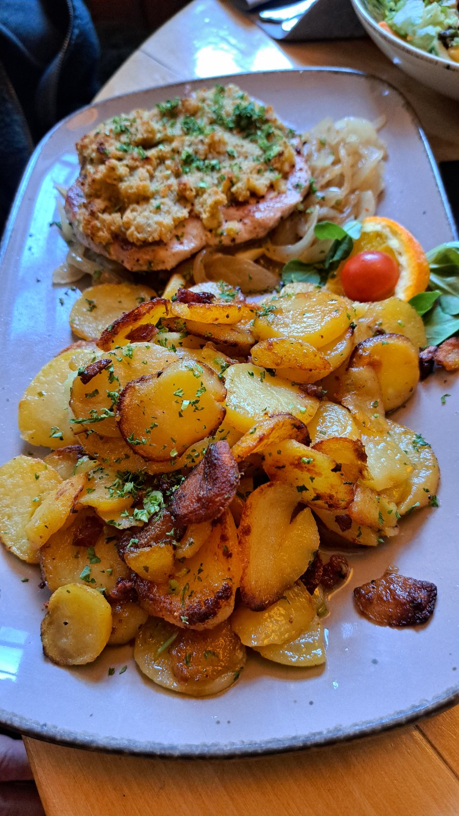 Bratkartoffeln mit Salat in der Gaststätte Franz in Brochterbeck