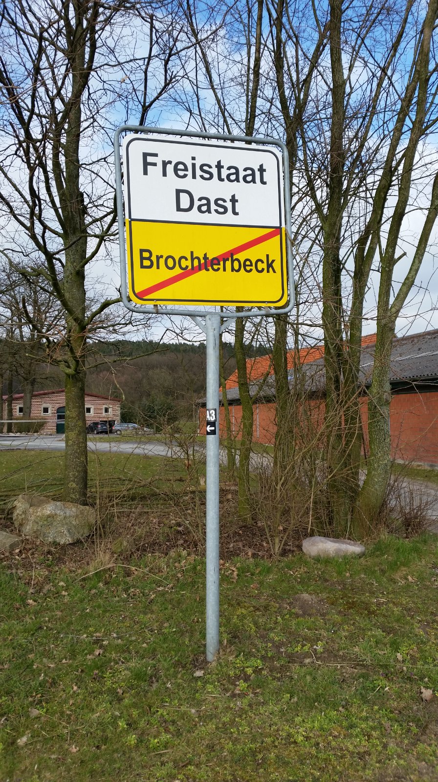 Humorvolles Ortsschild Freistaat Dast in Brochterbeck