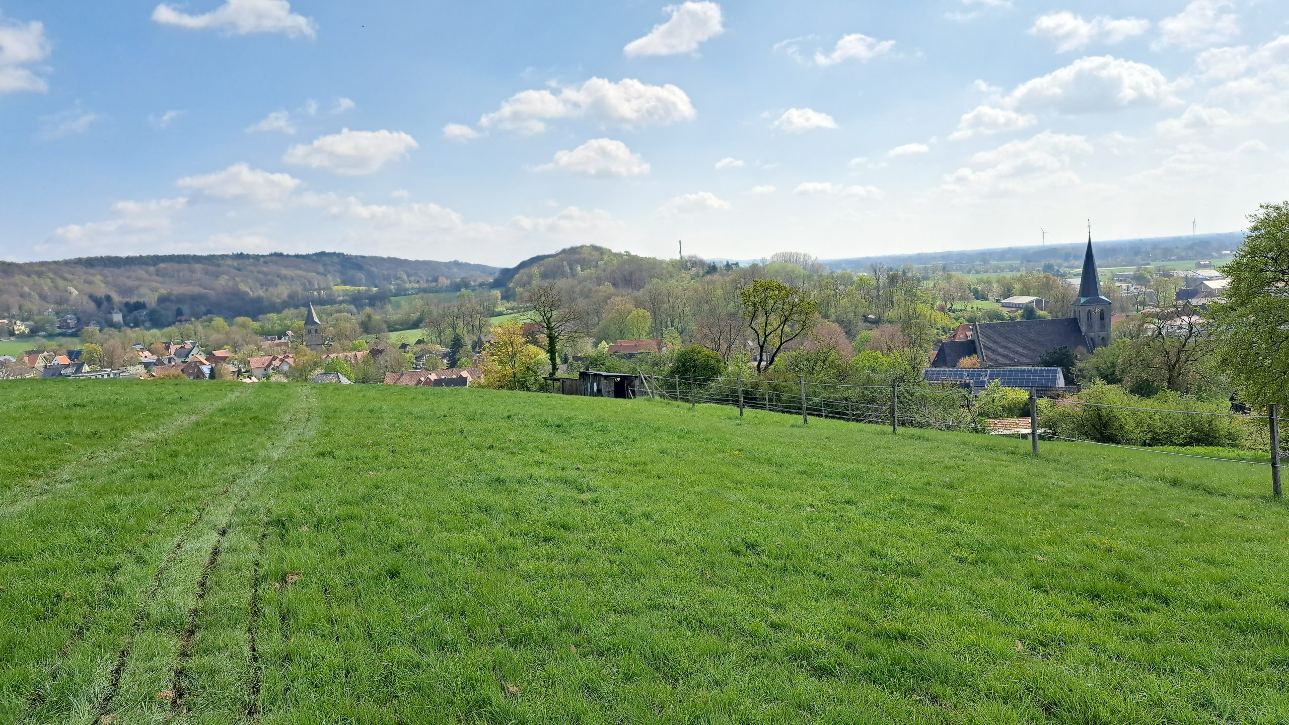 Blick über Wiesen auf Brochterbeck mit Kirche